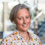 Dr. rer. nat. Gabriela Zurek trägt ein buntes Hemd mit floralem Muster.