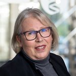 Brigitte Engelken, Außendienstmitarbeiterin, trägt einen schwarzen Blazer und hat kurze, graue Haare.