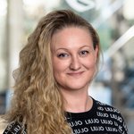 Jenny Meyer, trägt ein schwarzes Oberteil mit weißem Schriftzug.