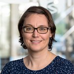 Dr. rer. nat. Claudia Gerlich, Molekularbiologie, trägt ein gepunktetes Oberteil.