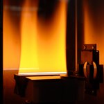 Gelbe Flamme einer Bariumverbindung in einer Flammtechnik-Demonstration